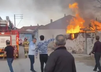 Bursa’da bahçede yaktıkları ateş eve sıçradı
