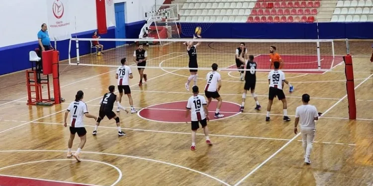 TVF Voleybol Erkekler 2. Ligi: Gölcük Belediyespor: 3 – Tuzla Gelişim: 1