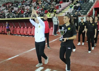 Şampiyon Eskişehirspor Kadın Futbol Takımı stadyumda kupayla taraftarı selamladı