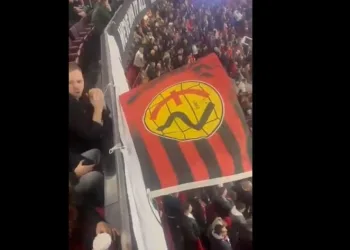 Eskişehirspor bayrağı Manchester derbisinde tribünlerde dalgalandı