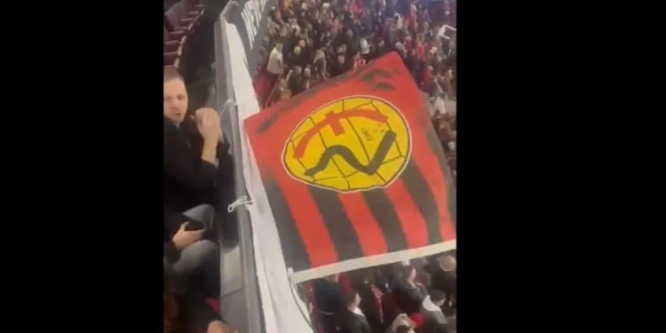 Eskişehirspor bayrağı Manchester derbisinde tribünlerde dalgalandı