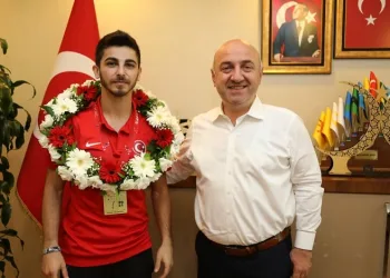 Eray Şamdan’dan 100. yılda anlamlı madalya