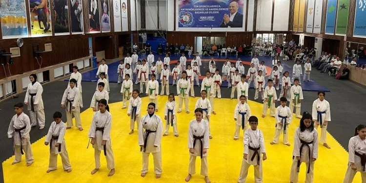 72 karateci kuşak atladı