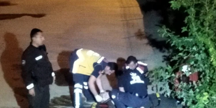 Dengesini kaybederek dereye düşen adamı ekipler kurtardı