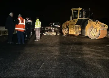Motosiklet ile silindire çarpıp hayatlarını kaybettiler