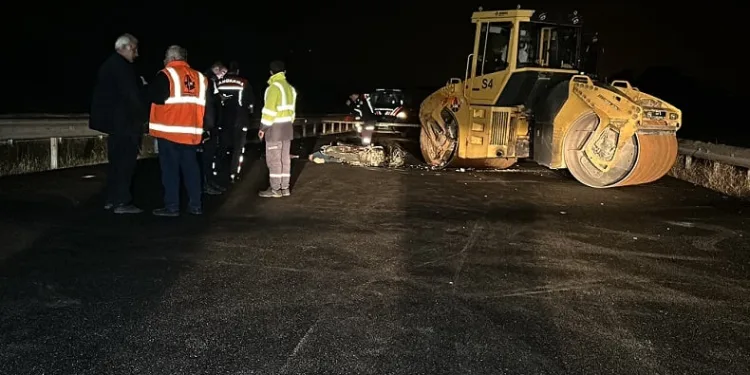 Motosiklet ile silindire çarpıp hayatlarını kaybettiler