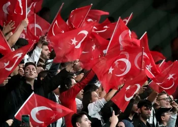 Beşiktaş’ta galibiyete rağmen taraftar ‘istifa’ istedi