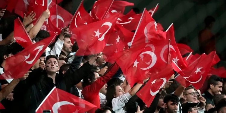 Beşiktaş’ta galibiyete rağmen taraftar ‘istifa’ istedi
