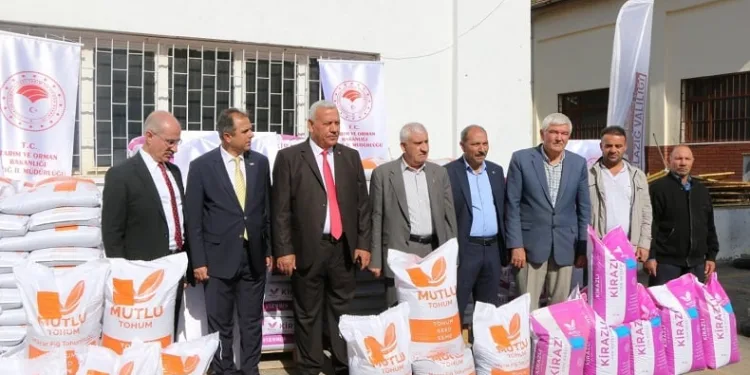 Elazığ’da bin 250 çiftçiye 1.8 milyon liralık yem bitkisi dağıtıldı