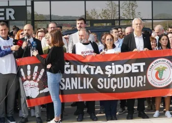Bursa’da darp edilen doktor için bir araya geldiler