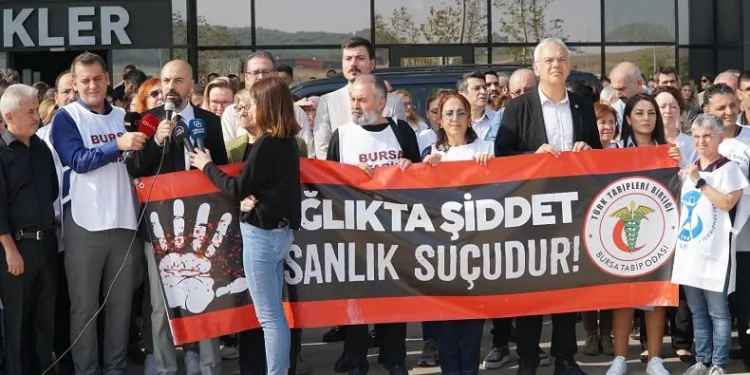Bursa’da darp edilen doktor için bir araya geldiler