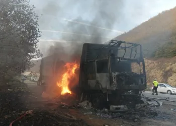 21 ton PVC hammaddesi yüklü tır alev alev yandı