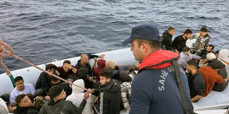 Datça’da 49 düzensiz göçmen kurtarıldı, 60 göçmen yakalandı