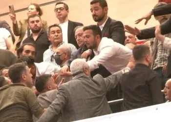 CHP İstanbul İl Kongresi’nde arbede çıktı
