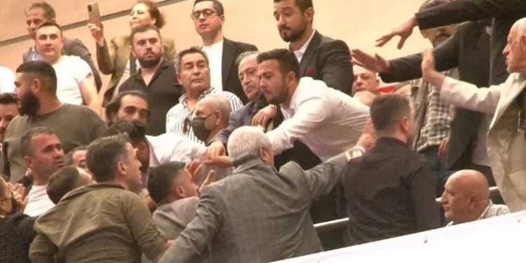CHP İstanbul İl Kongresi’nde arbede çıktı