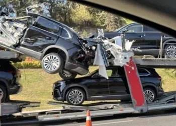 Tır üst geçide çarpı, TOGG’lar hasar aldı