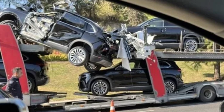 Tır üst geçide çarpı, TOGG’lar hasar aldı