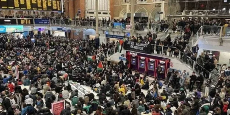 Londra’da Gazze için oturma eylemi