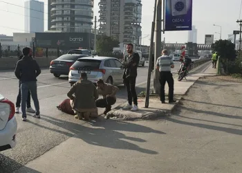 Bursa’da kaldırıma çıkarken düştü, üzerinden araç geçti