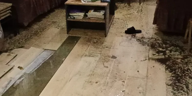 Yağış nedeniyle rögarlar taştı, 4 daireyi su bastı