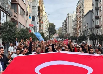 Bursa’da Çarşamba Kırmızı Beyaza büründü