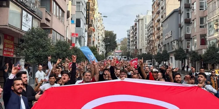 Bursa’da Çarşamba Kırmızı Beyaza büründü