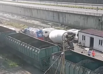 Beton mikseri trenle çarpıştı
