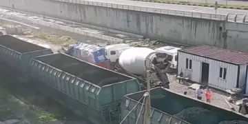 Beton mikseri trenle çarpıştı