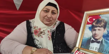 Annelerin evlat nöbeti  devam ediyor