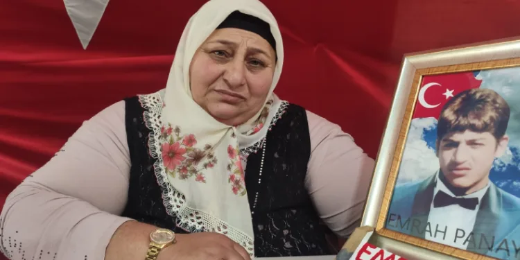 Annelerin evlat nöbeti  devam ediyor