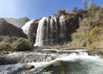 Tortum Şelalesi gökkuşağı ile süslendi