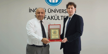 TUS Birincisine, Dekan Beytur’dan plaket