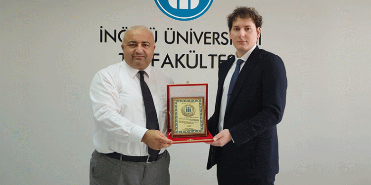 TUS Birincisine, Dekan Beytur’dan plaket
