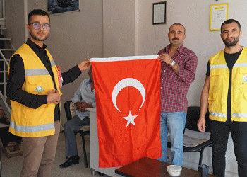 Haliliye Belediyesi bayrak dağıttı
