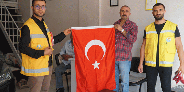 Haliliye Belediyesi bayrak dağıttı