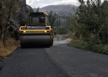 Hakkari’de asfalt mesaisine devam