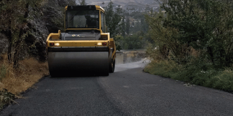 Hakkari’de asfalt mesaisine devam