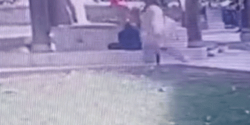 Abdest alan adamın cüzdanını çaldılar