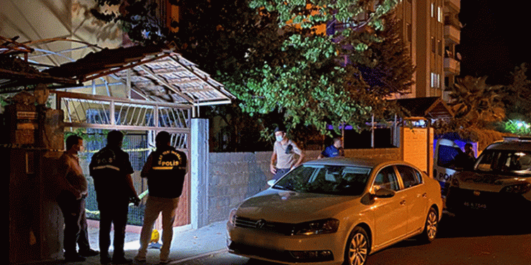 Boşanma aşamasındaki eşinin evini taşladı