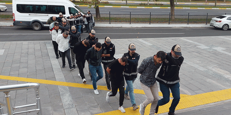 Kafes operasyonunda 8 kişi tutuklandı