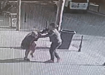 Saçından tuttuğu kadını dakikalarca sürükledi