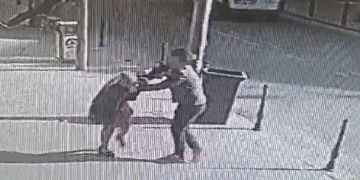 Saçından tuttuğu kadını dakikalarca sürükledi