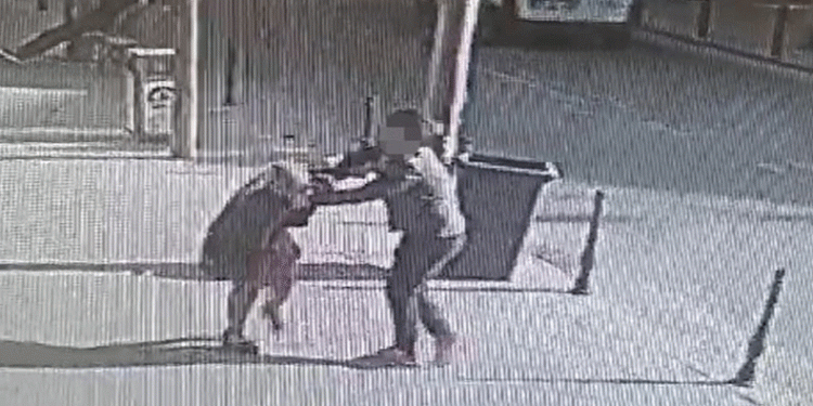 Saçından tuttuğu kadını dakikalarca sürükledi