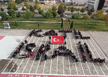 Bedenleriyle ‘Katil İsrail’ yazdılar