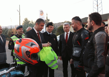 Sürücülere reflektif yelek dağıtıldı
