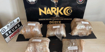 Araçtan 8 kilo uyuşturucu çıktı