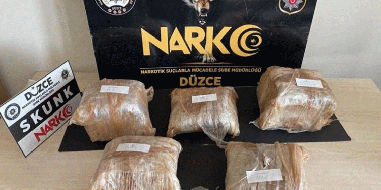 Araçtan 8 kilo uyuşturucu çıktı
