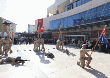 Komandoların gösterisi izleyenleri mest etti