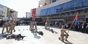 Komandoların gösterisi izleyenleri mest etti