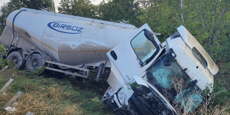 Tanker şarampole devrildi: 1 yaralı